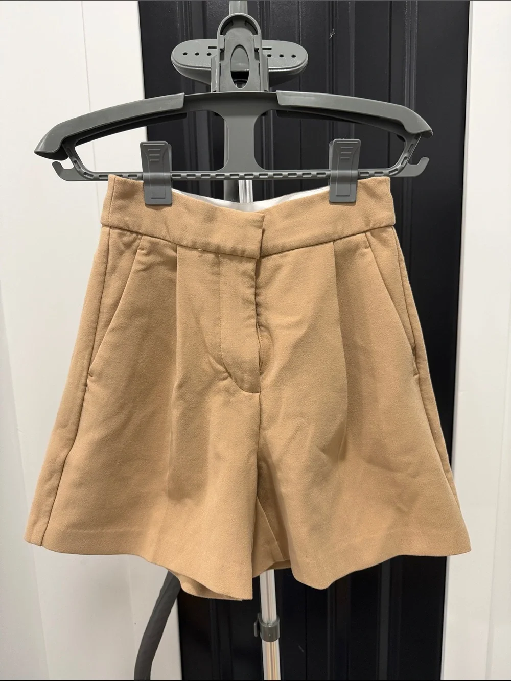 Aritzia Wilfred Women’s Tan High-Waist Tailored Shorts